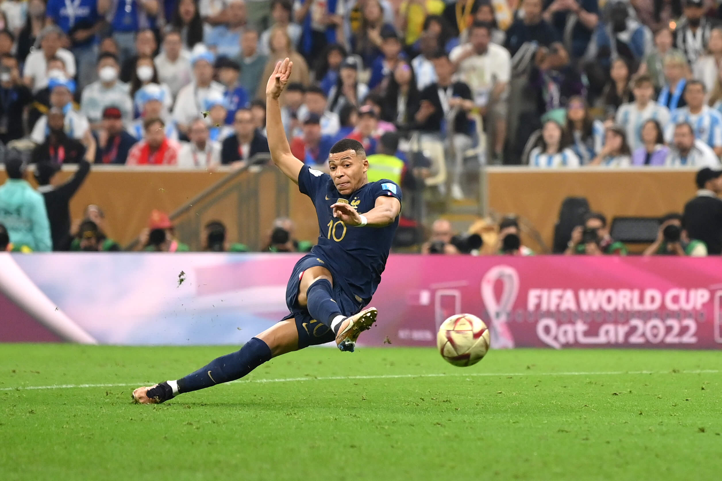 Mbappe Volley